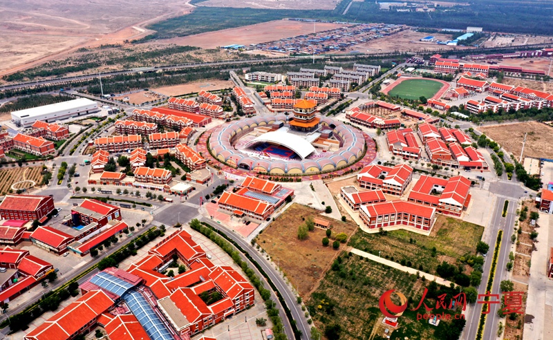 行进中国丨昔日干沙滩，走出康庄道宁夏银川市永宁县闽宁镇地处贺兰山东麓旅游观光带中心位置，是福建和宁夏对口协作的窗口，也是两省区友谊的象征